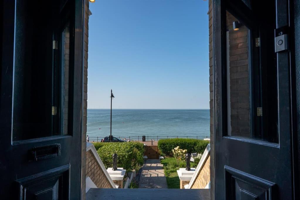 Stylish Beachfront Apartment, Sweeping Ocean Views And Luxury Touches Herne Bay Exteriér fotografie